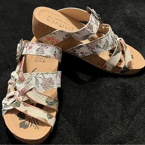 NWOT L’Artiste Spring Step Floral Multi-Color Sandals